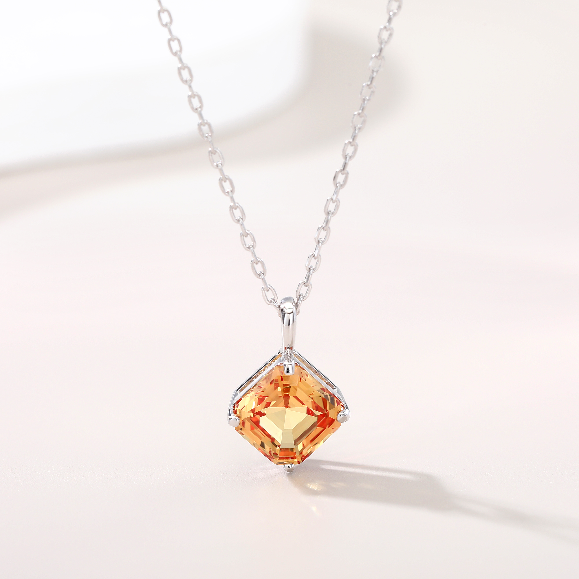 Bezel-Set Diamond-Shaped Small – обзор и цена Bezels Set Pendant